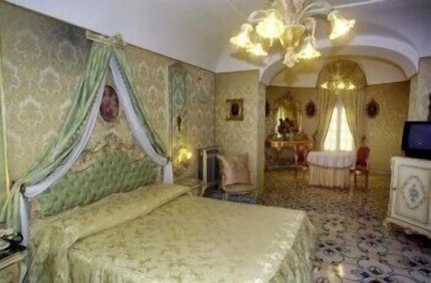 Grand Hotel La Sonrisa Sant'Antonio Abate Exterior photo A room at the hotel