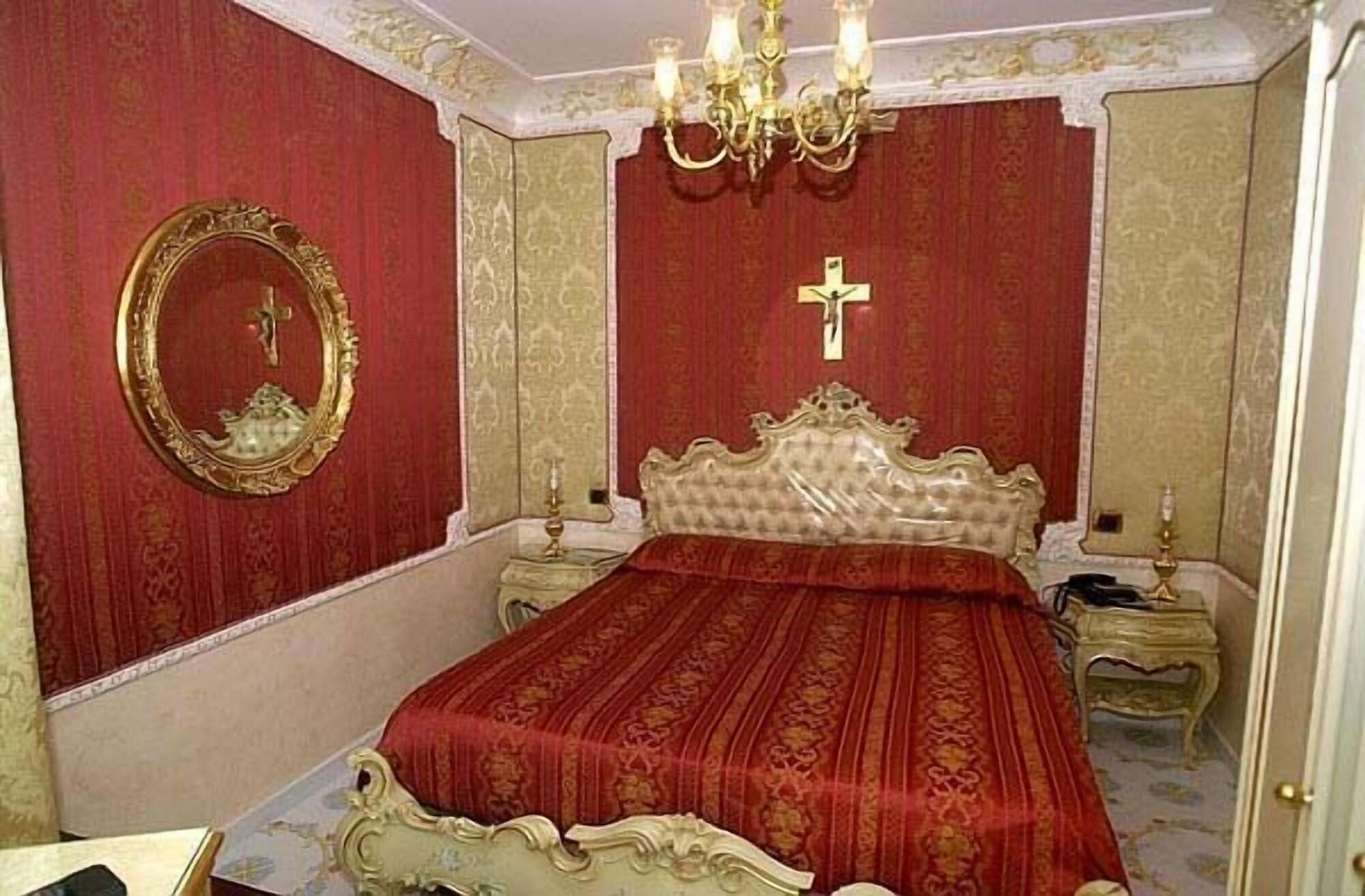 Grand Hotel La Sonrisa Sant'Antonio Abate Exterior photo A bedroom in the hotel
