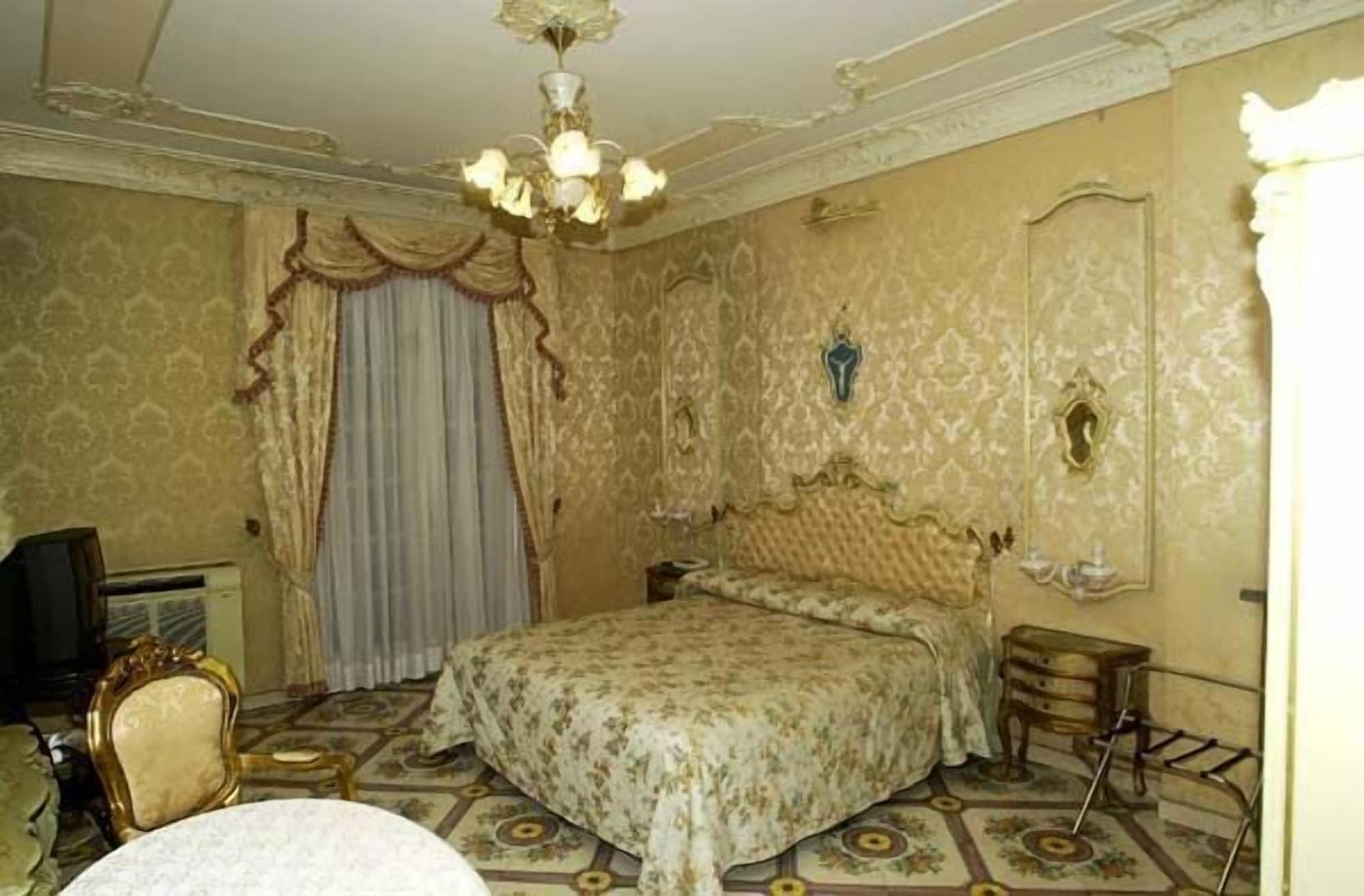 Grand Hotel La Sonrisa Sant'Antonio Abate Exterior photo A bedroom