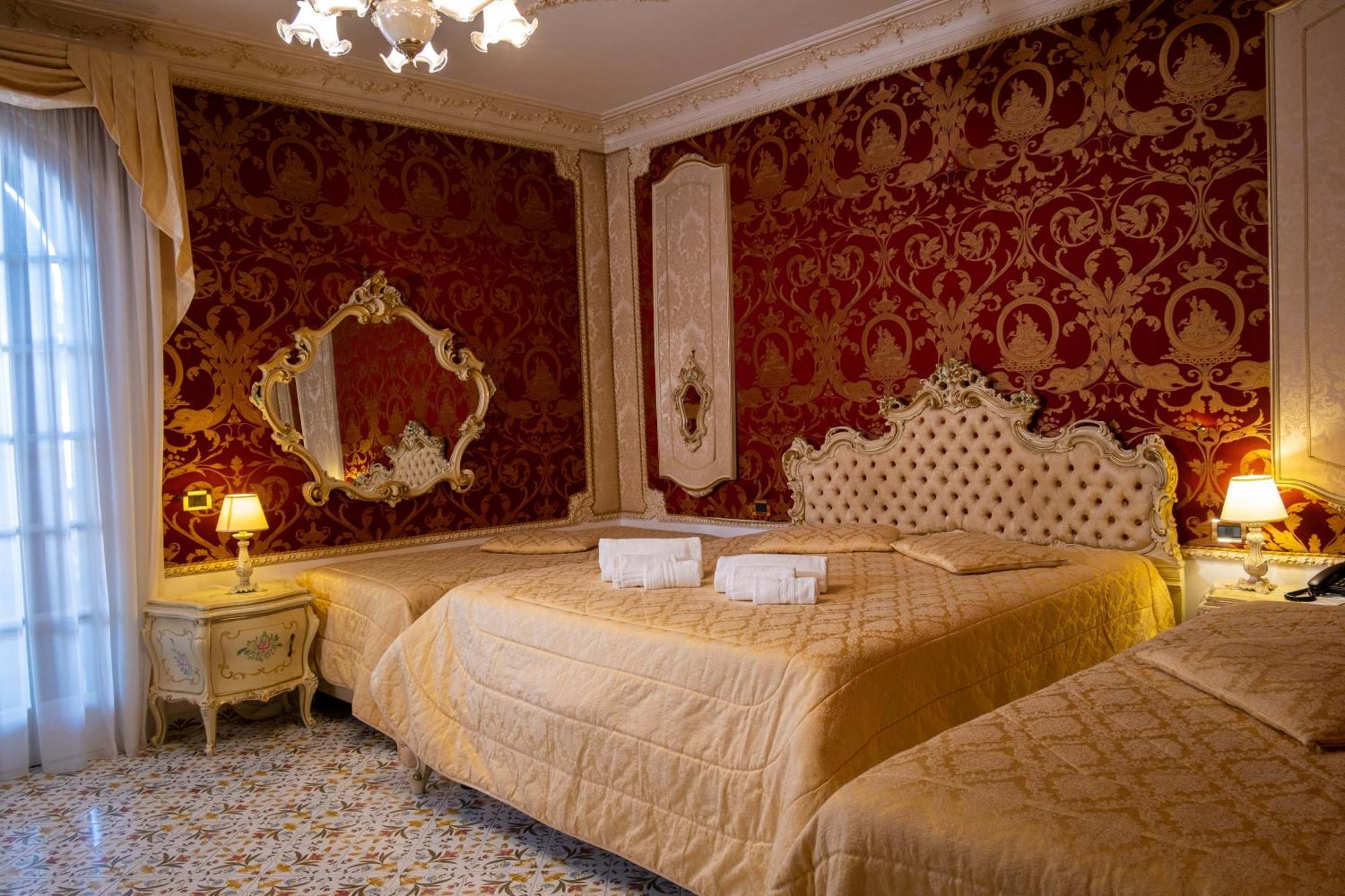 Grand Hotel La Sonrisa Sant'Antonio Abate Exterior photo A room at the hotel
