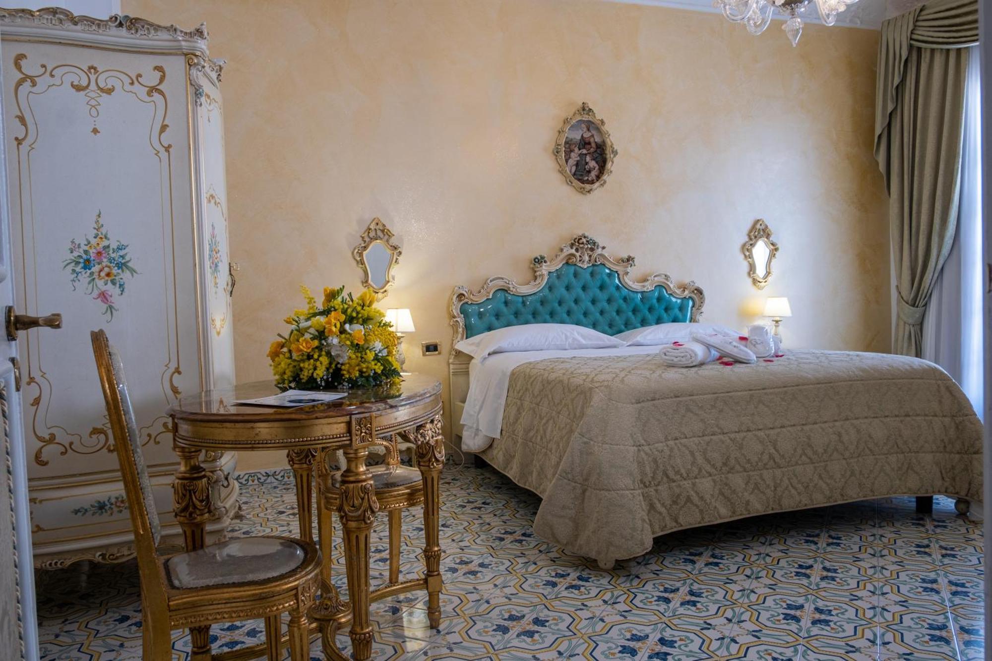 Grand Hotel La Sonrisa Sant'Antonio Abate Exterior photo A room at the hotel